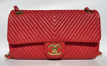 Load image into Gallery viewer, Superbe Sac Chanel Classique  27cm en cuir et motif Chevron Rouge
