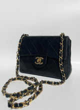 Charger l&#39;image dans la galerie, Sac à Main Chanel Mini Timeless noir en cuir matelasse
