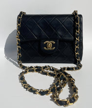 Load image into Gallery viewer, Sac à Main Chanel Mini Timeless noir en cuir matelasse
