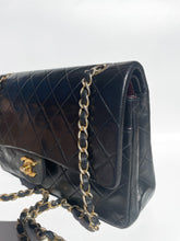 Charger l&#39;image dans la galerie, Sac à main Chanel Classique en cuir d&#39;agneau noir et métal doré
