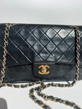 Charger l&#39;image dans la galerie, Sac à main Chanel Classique en cuir d&#39;agneau noir et métal doré
