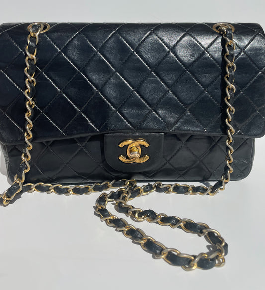 Sac à main Chanel Classique en cuir d'agneau noir et métal doré