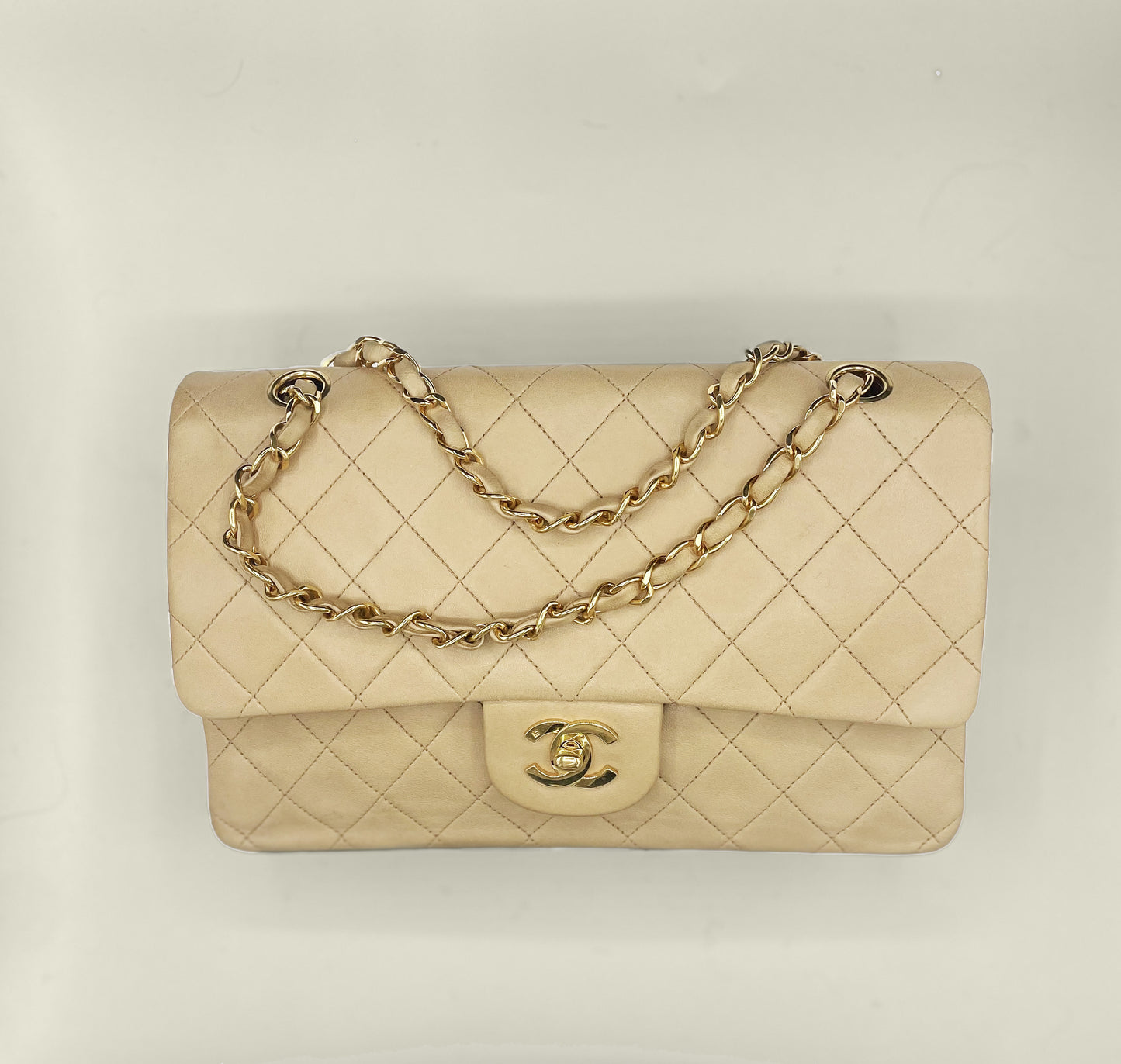 Sac Chanel Timeless medium 25 cm à double rabat en cuir d'agneau matelassé beige - Soline