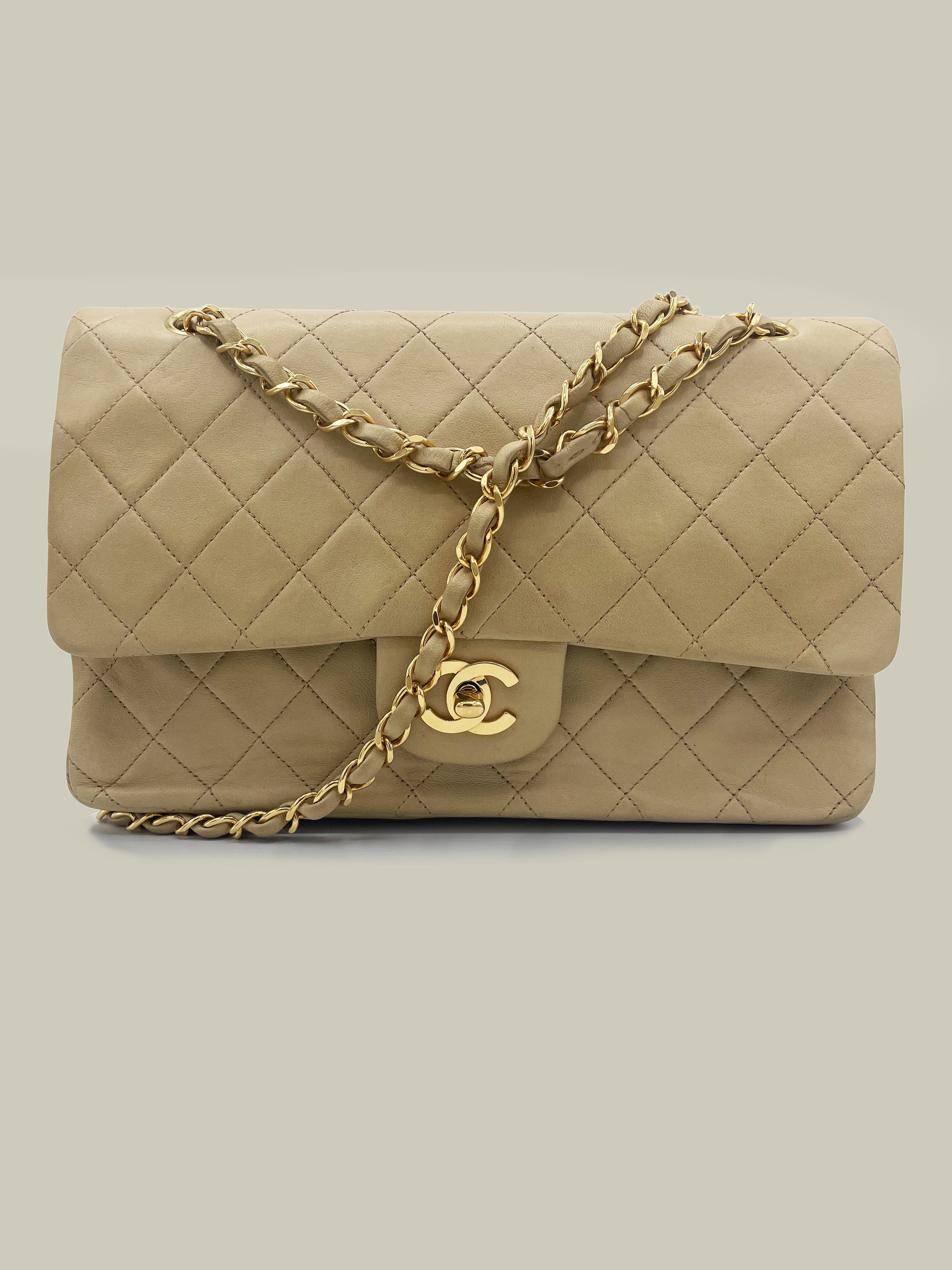 Sac Chanel Timeless medium 25 cm à double rabat en cuir d'agneau matelassé beige - Soline