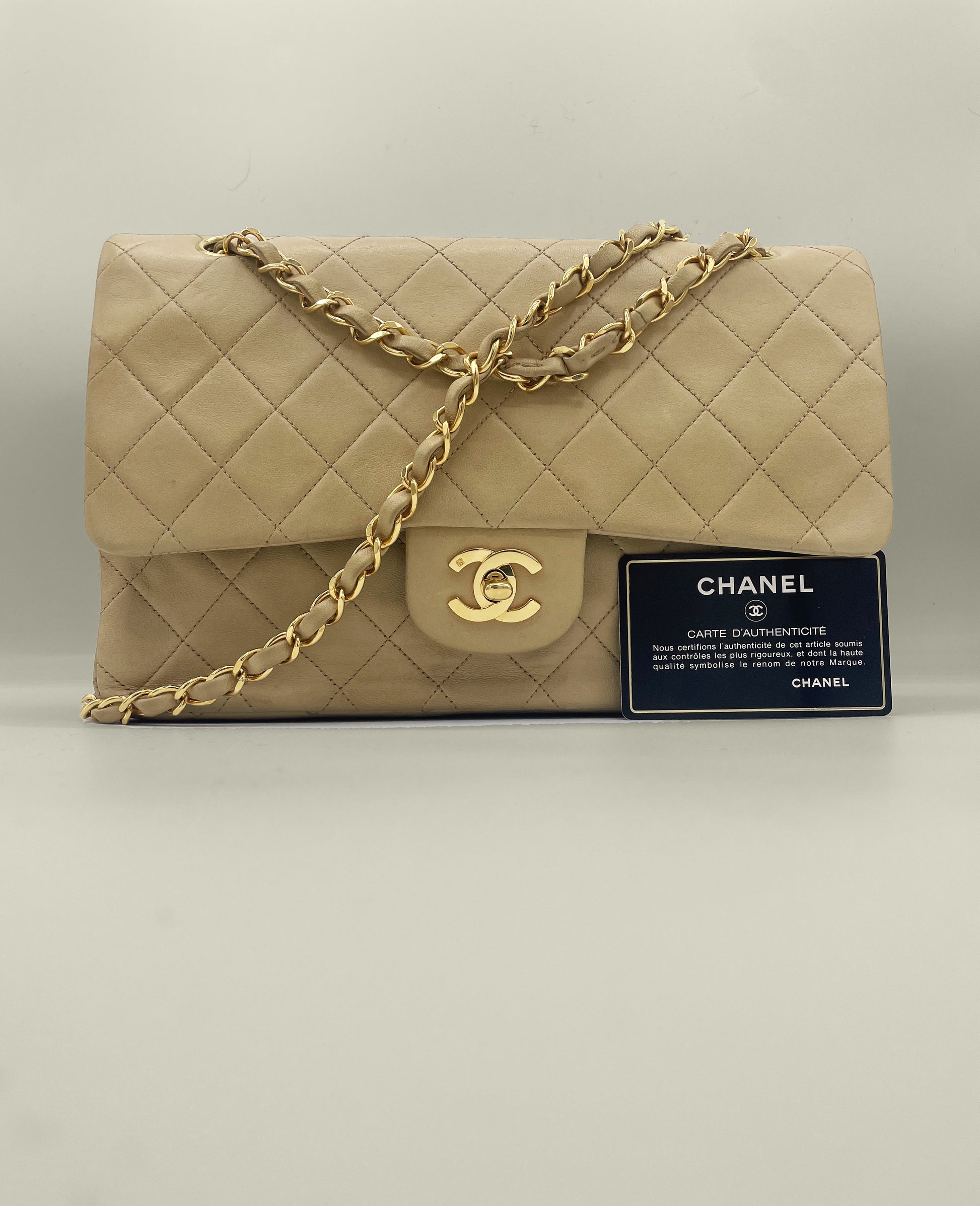 Sac Chanel Timeless medium 25 cm à double rabat en cuir d'agneau matelassé beige - Soline