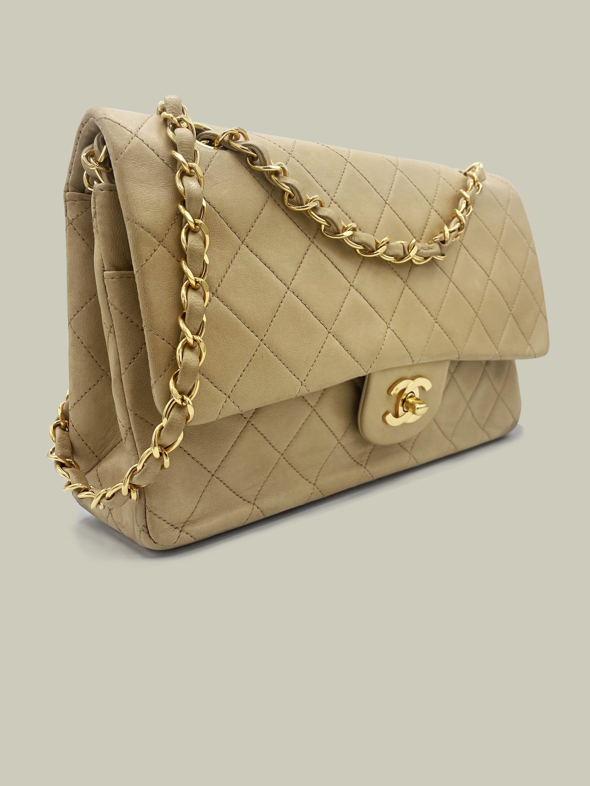 Sac Chanel Timeless medium 25 cm à double rabat en cuir d'agneau matelassé beige - Soline