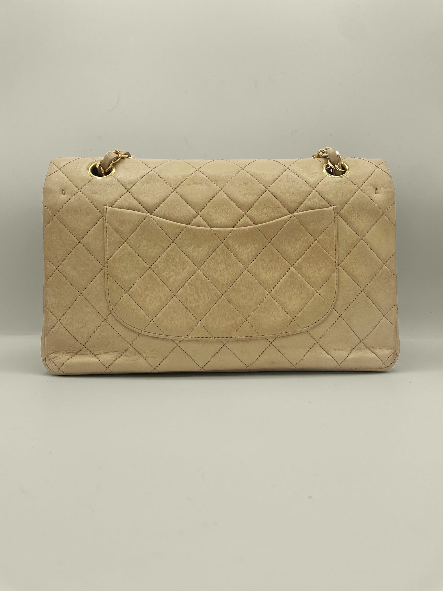 Sac Chanel Timeless medium 25 cm à double rabat en cuir d'agneau matelassé beige - Soline