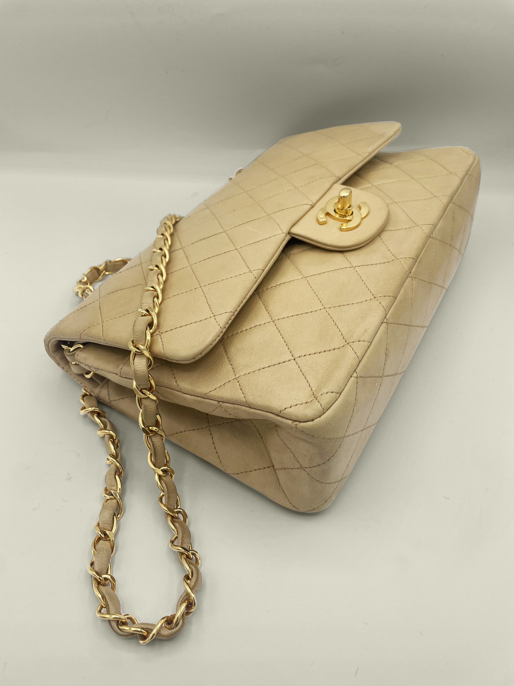 Sac Chanel Timeless medium 25 cm à double rabat en cuir d'agneau matelassé beige - Soline