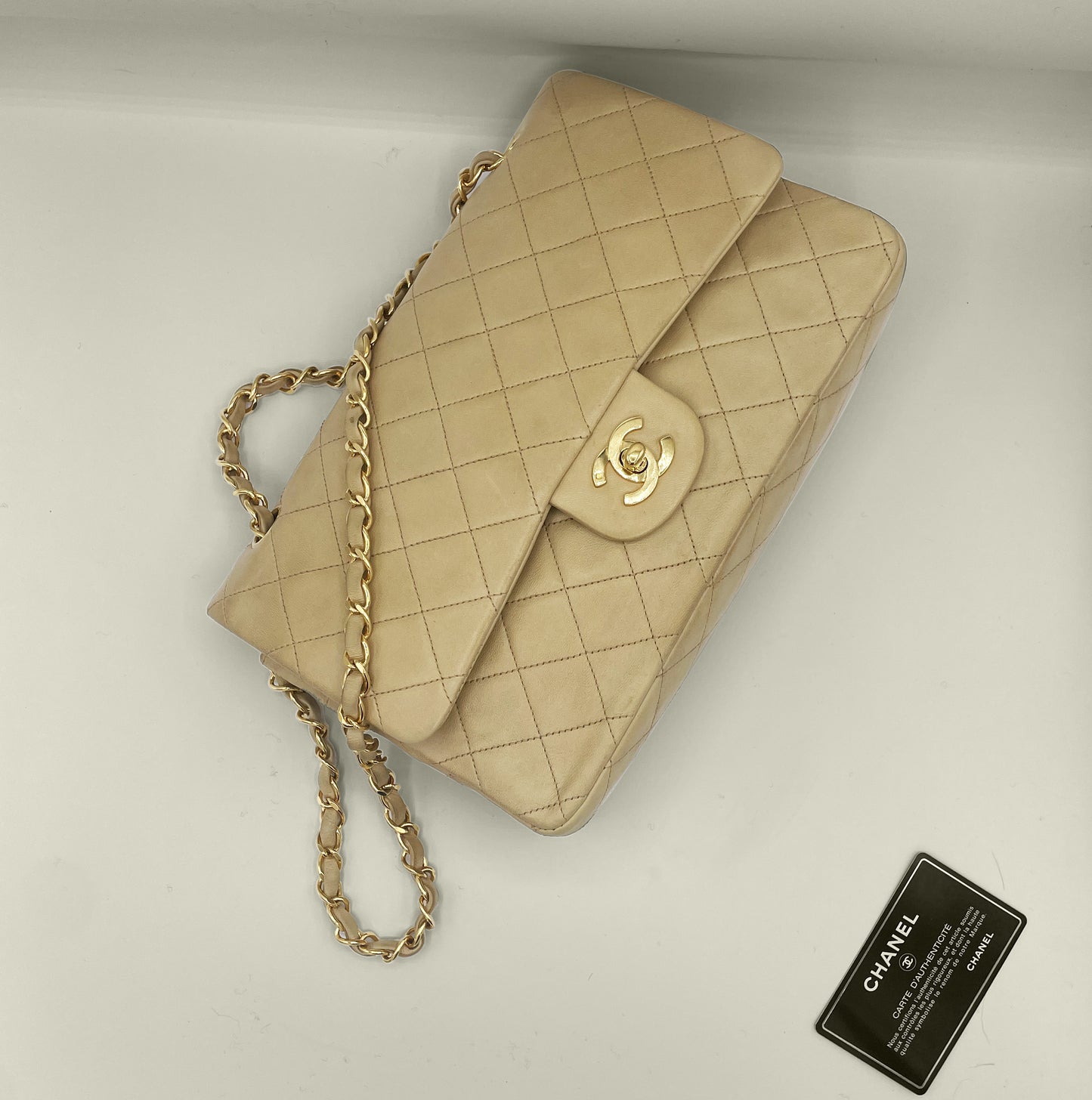 Sac Chanel Timeless medium 25 cm à double rabat en cuir d'agneau matelassé beige - Soline