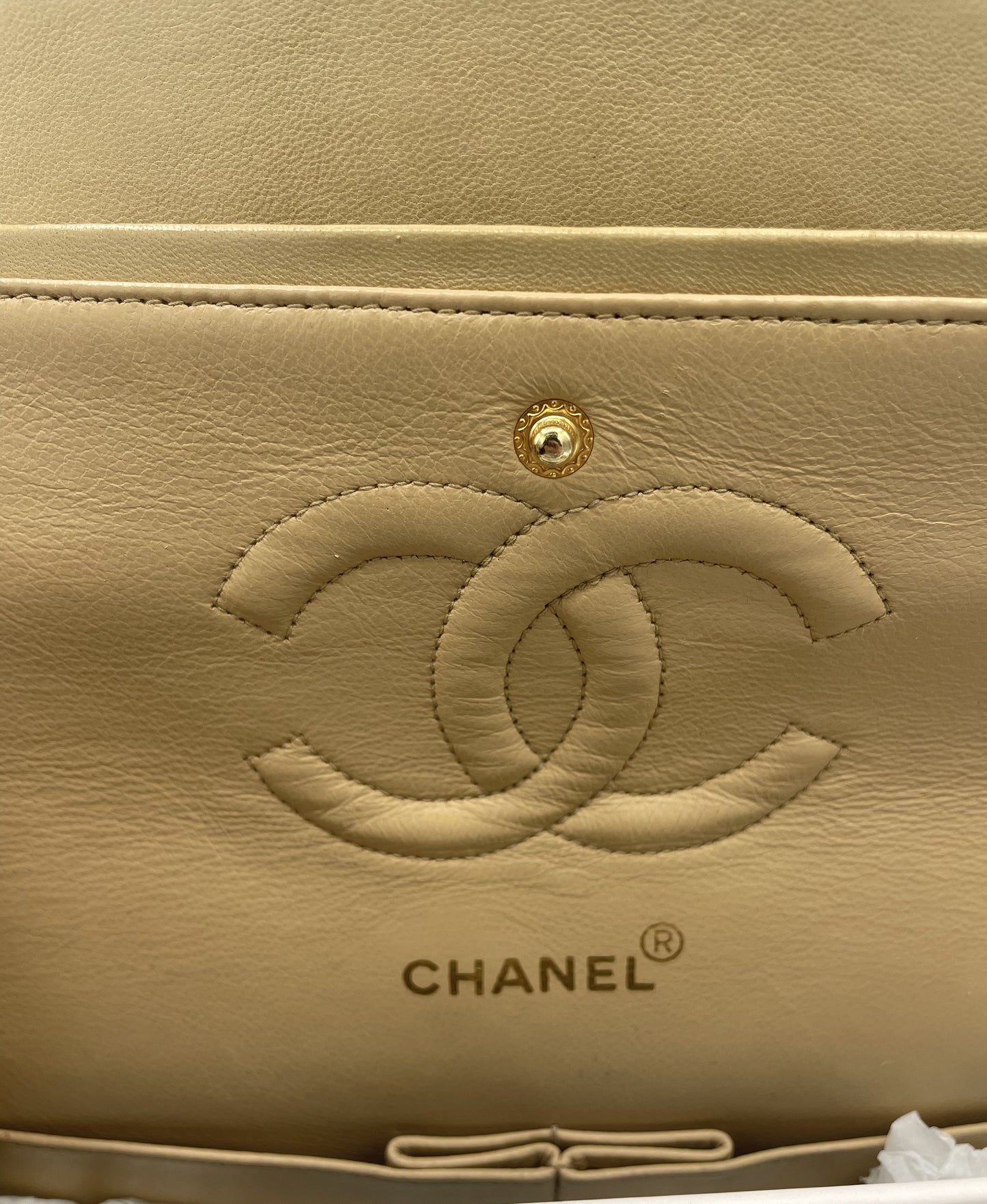 Sac Chanel Timeless medium 25 cm à double rabat en cuir d'agneau matelassé beige - Soline