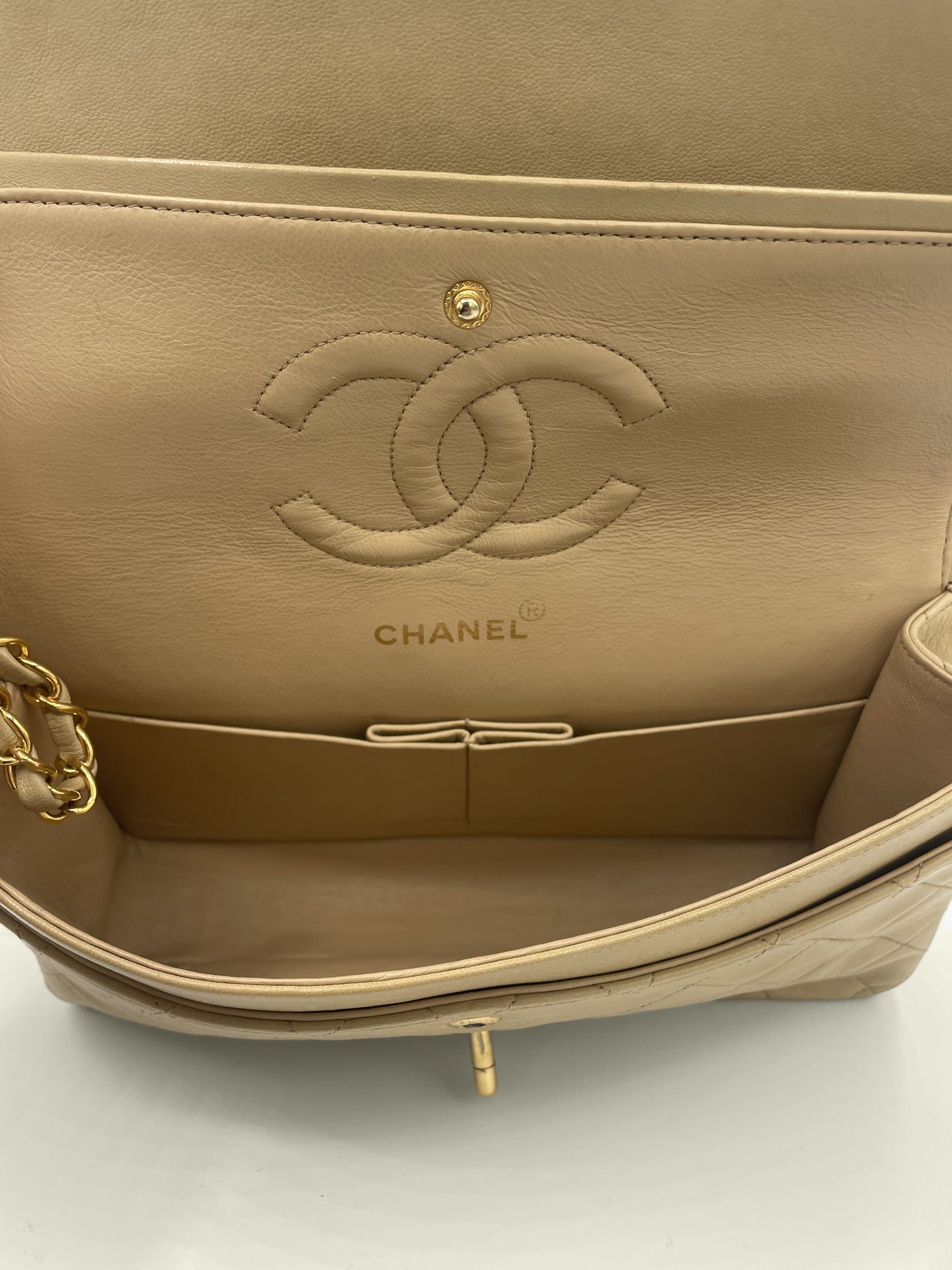 Sac Chanel Timeless medium 25 cm à double rabat en cuir d'agneau matelassé beige - Soline