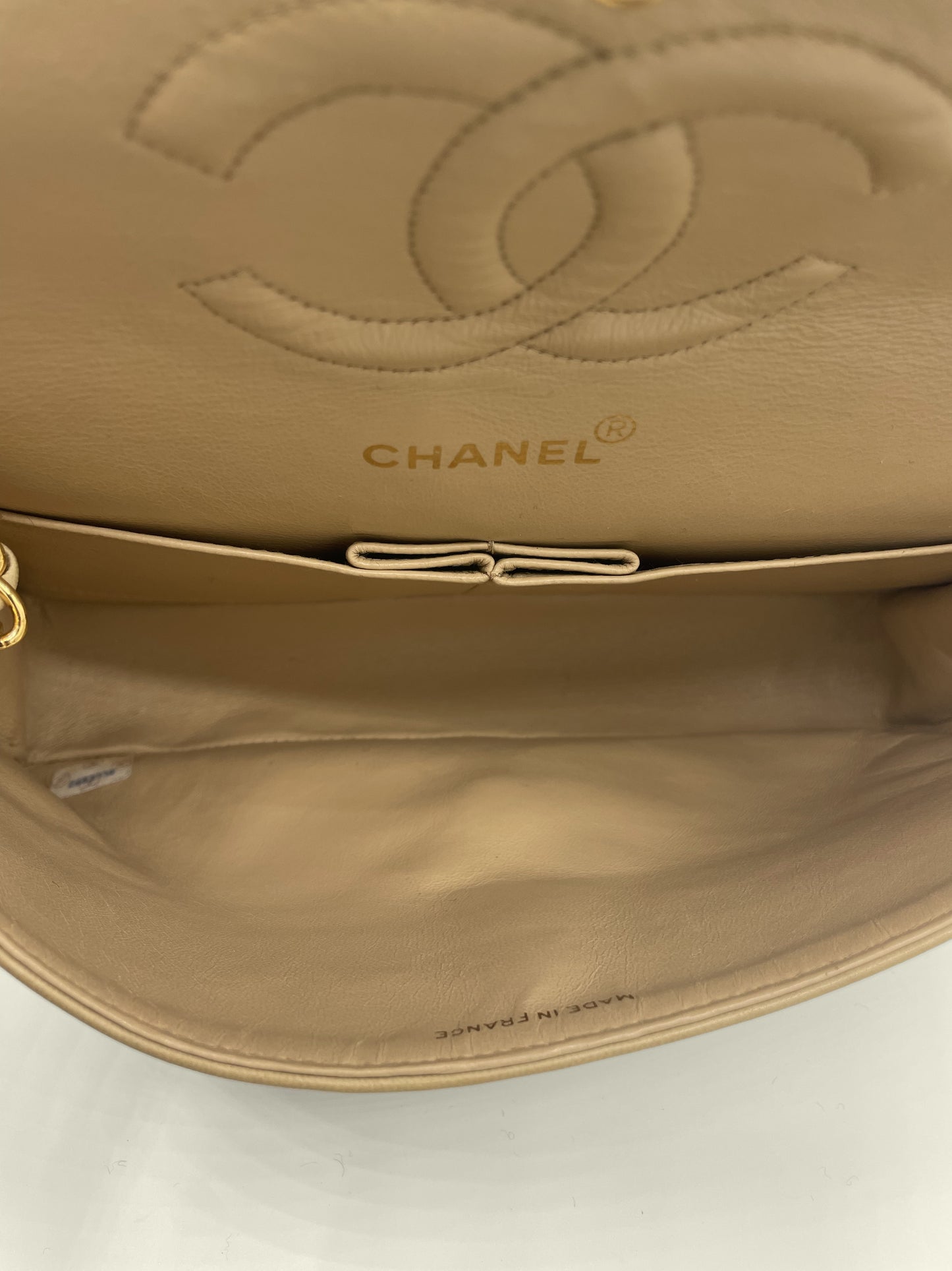 Sac Chanel Timeless medium 25 cm à double rabat en cuir d'agneau matelassé beige - Soline