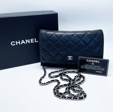 Charger l&#39;image dans la galerie, Sac Chanel bandoulière wallet on chain (woc) en cuir noir

