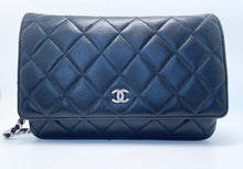 Load image into Gallery viewer, Sac Chanel bandoulière wallet on chain (woc) en cuir noir
