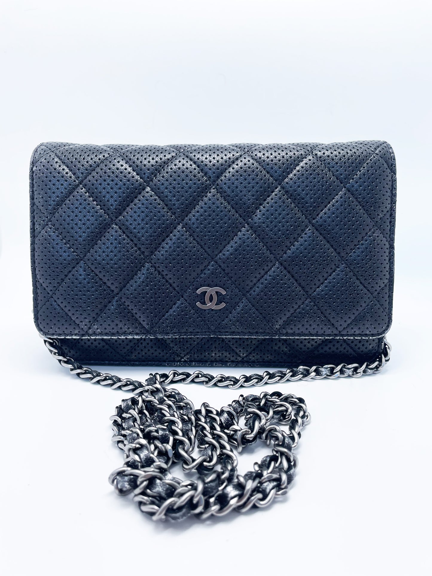 Sac Chanel bandoulière wallet on chain (woc) en cuir perforé noir et argenté