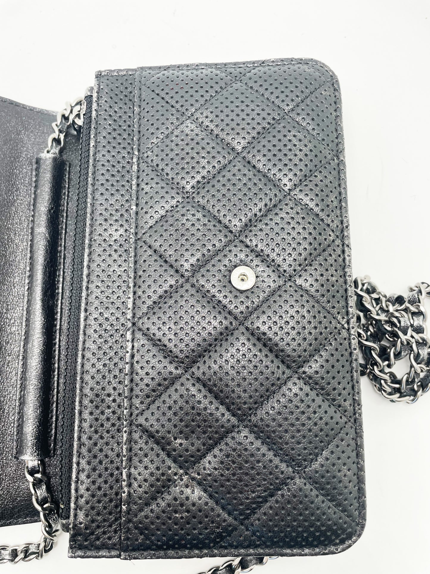 Sac Chanel bandoulière wallet on chain (woc) en cuir perforé noir et argenté