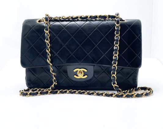 Sac à main Chanel Classique en cuir d'agneau noir et métal doré plaqué 24 carat. - Soline