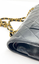 Load image into Gallery viewer, Sac à main Chanel Classique en cuir d&#39;agneau noir et métal doré plaqué 24 carat.
