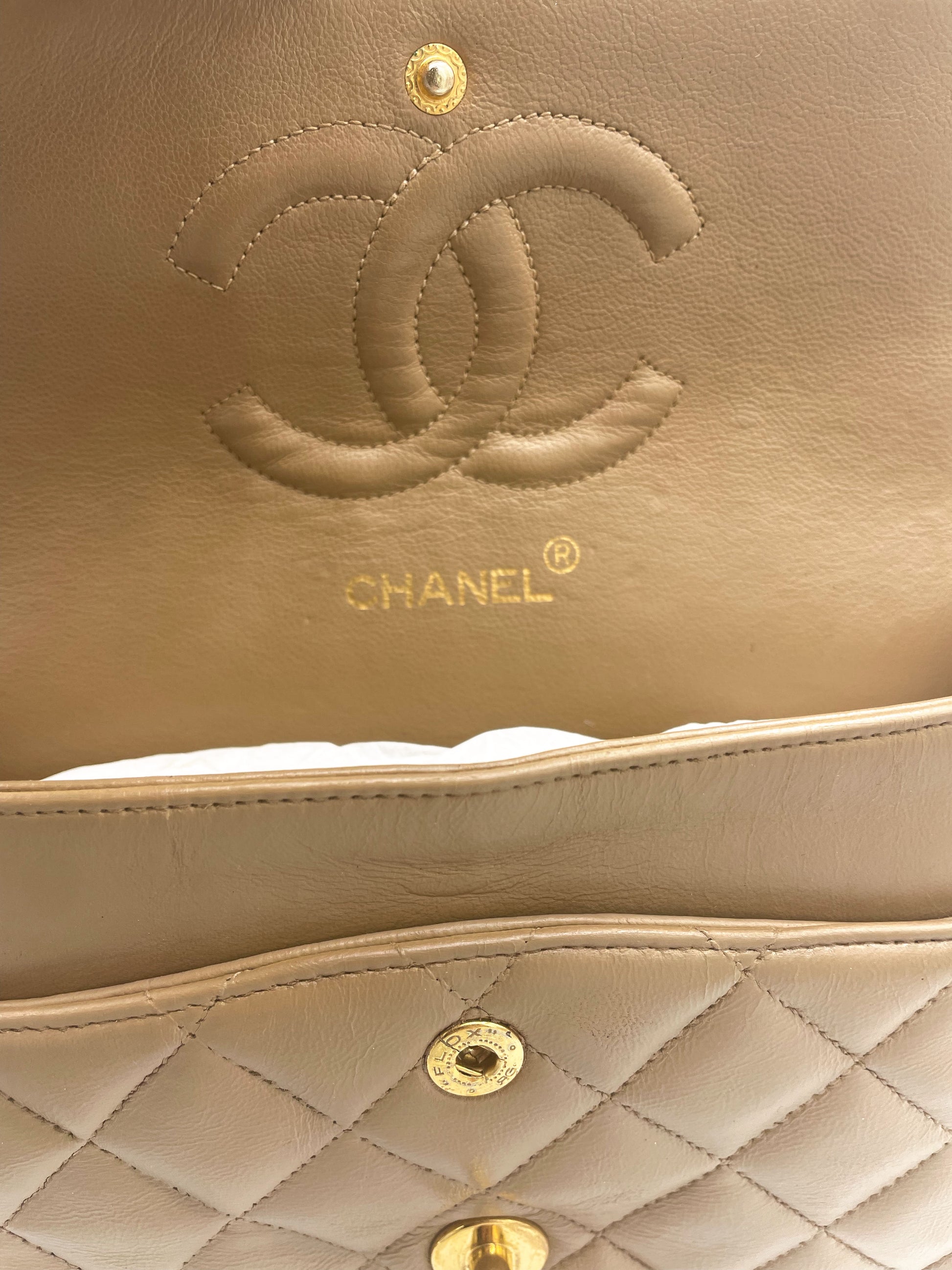 Sac Chanel Timeless medium en cuir d'agneau matelassé beige - Soline