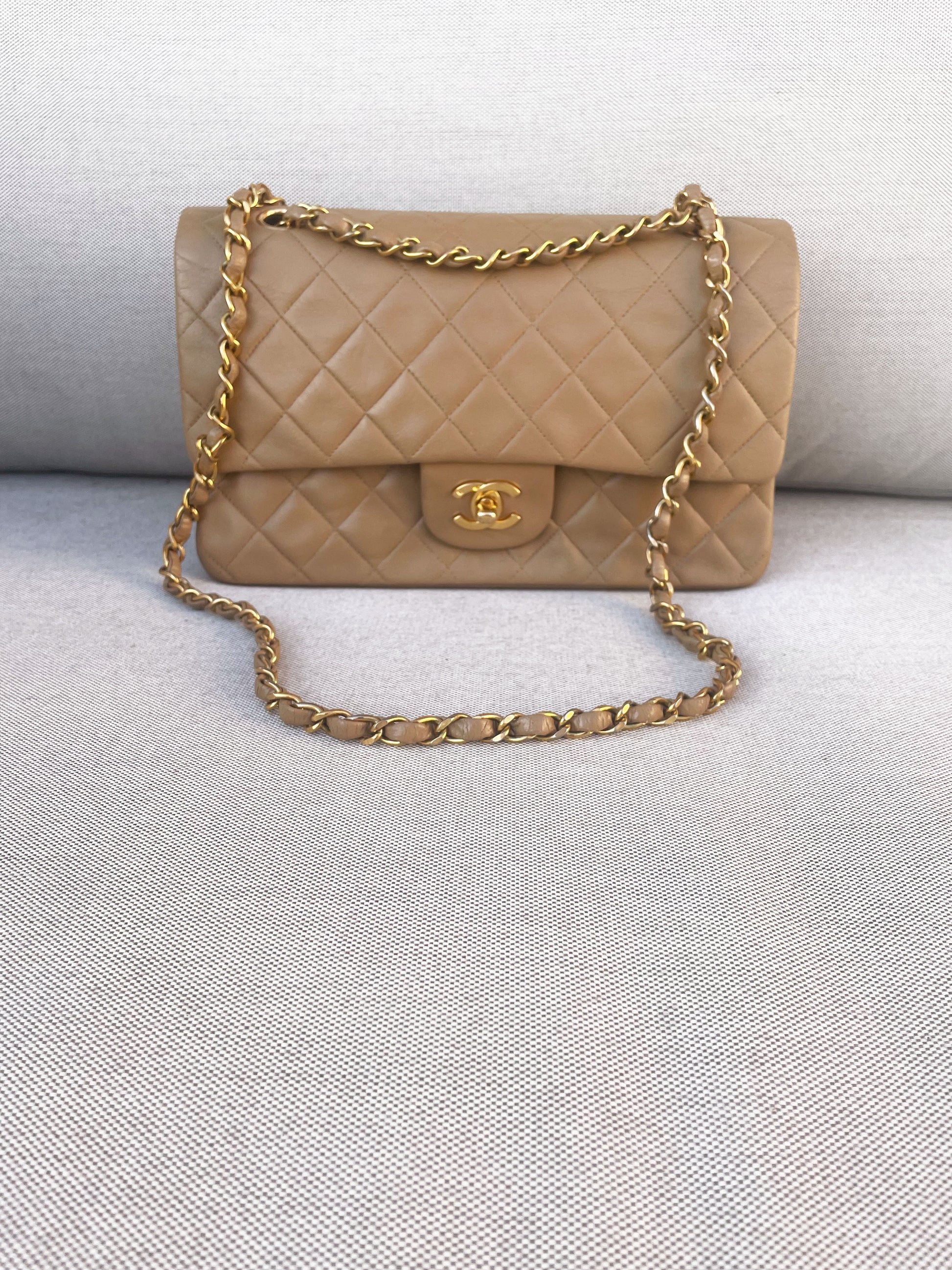 Sac Chanel Timeless medium en cuir d'agneau matelassé beige - Soline