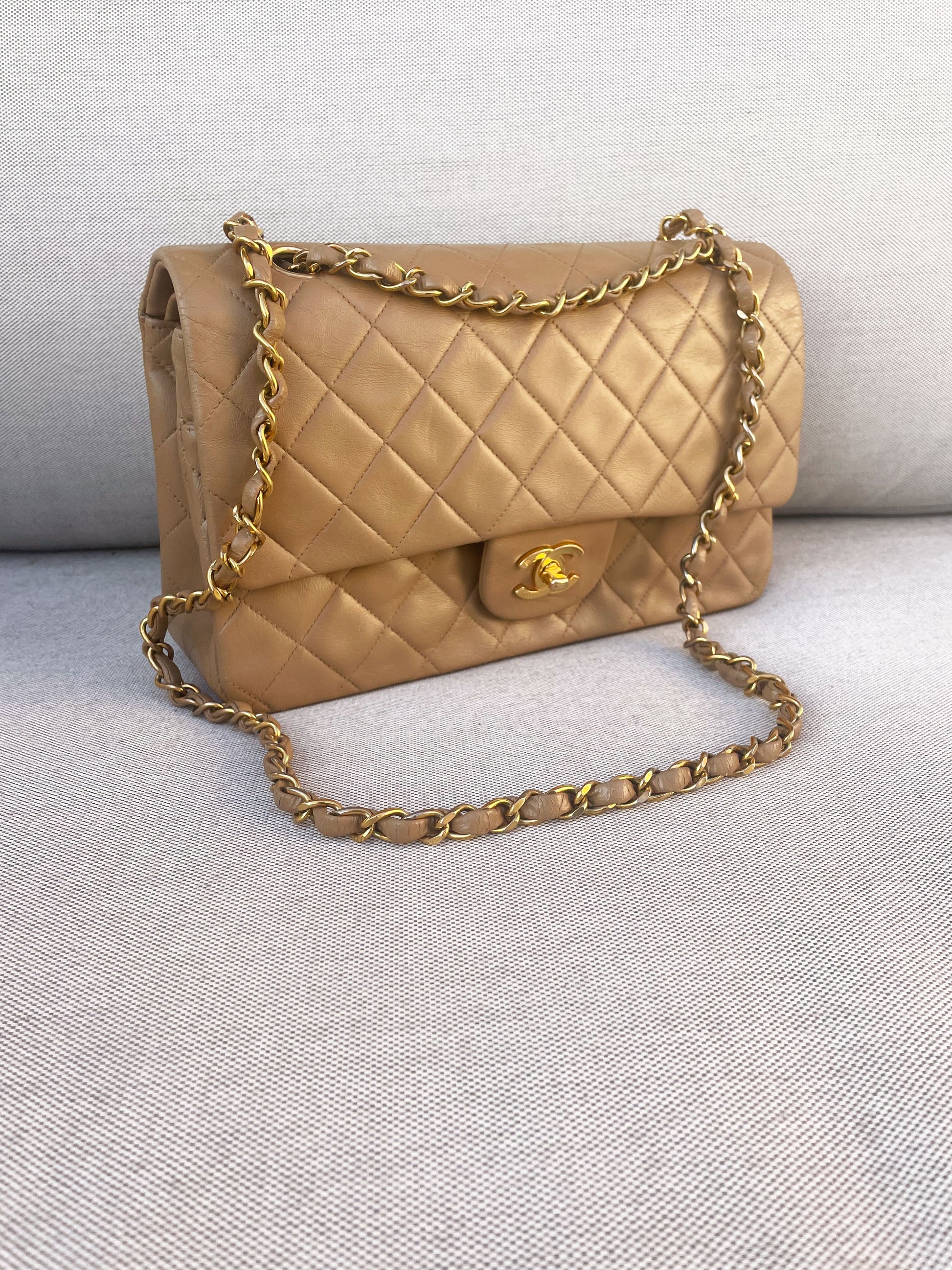 Sac Chanel Timeless medium en cuir d'agneau matelassé beige - Soline