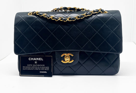 Sac à main Chanel Classique en cuir d'agneau noir et métal doré - Soline