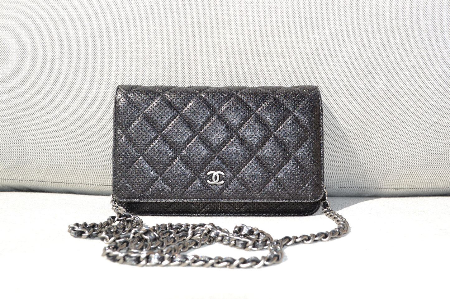 Sac Chanel bandoulière wallet on chain (woc) en cuir perforé noir et argenté - Soline