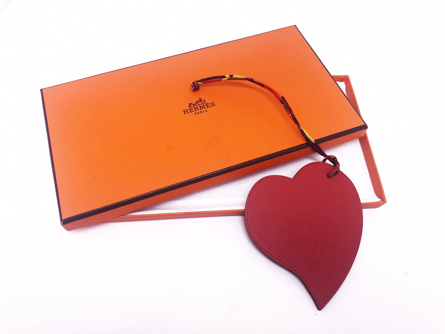 Accessoire de sac en cuir de marque Hermès en forme de coeur - Soline