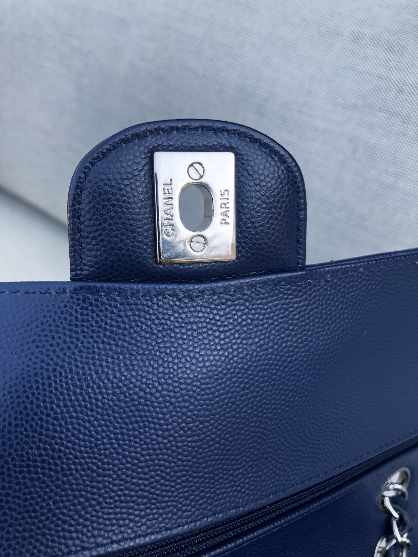 Chanel sac à main timeless / classique chevron cuir grainé bleu. - Soline