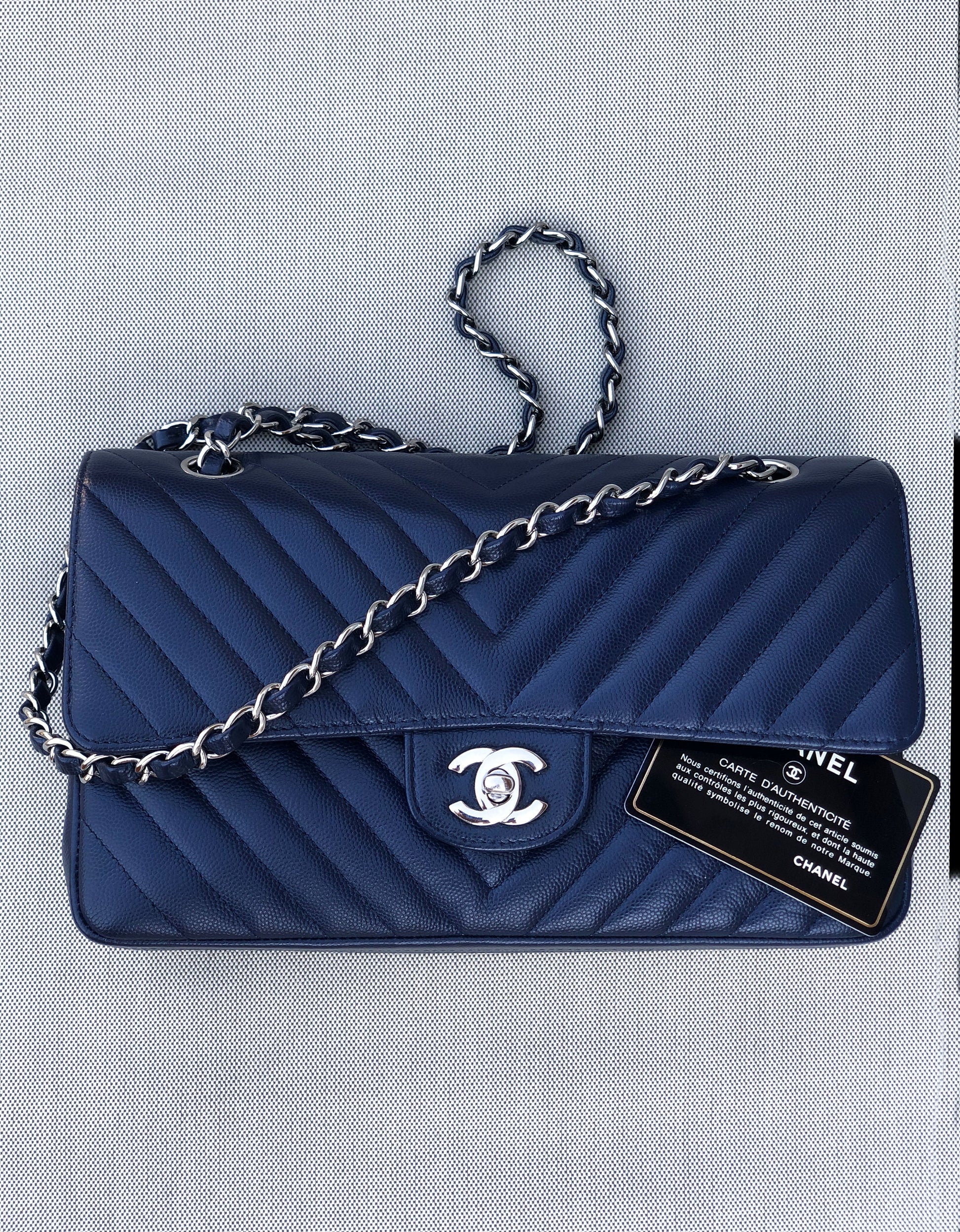 Chanel sac à main timeless / classique chevron cuir grainé bleu. - Soline