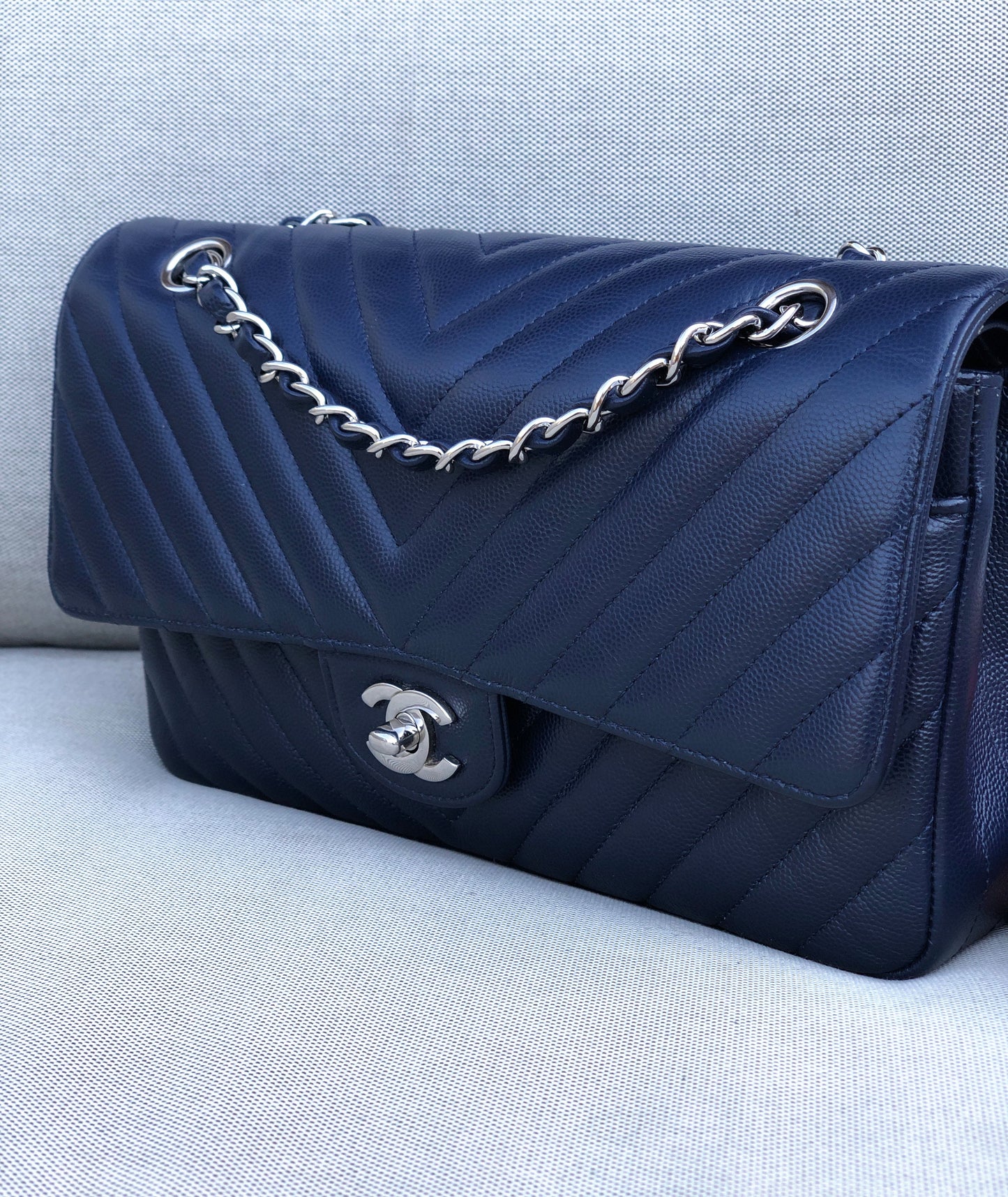 Chanel sac à main timeless / classique chevron cuir grainé bleu. - Soline