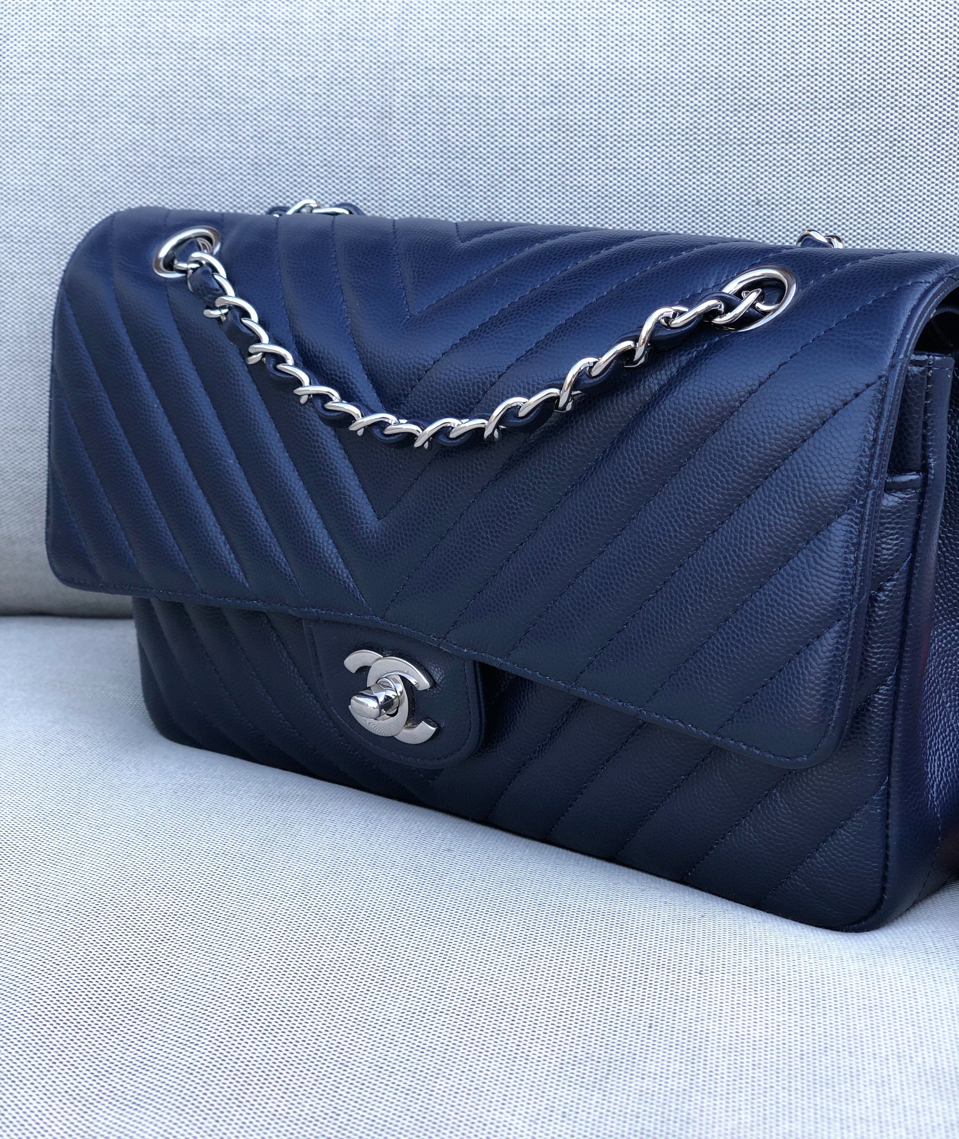 Chanel sac à main timeless / classique chevron cuir grainé bleu. - Soline