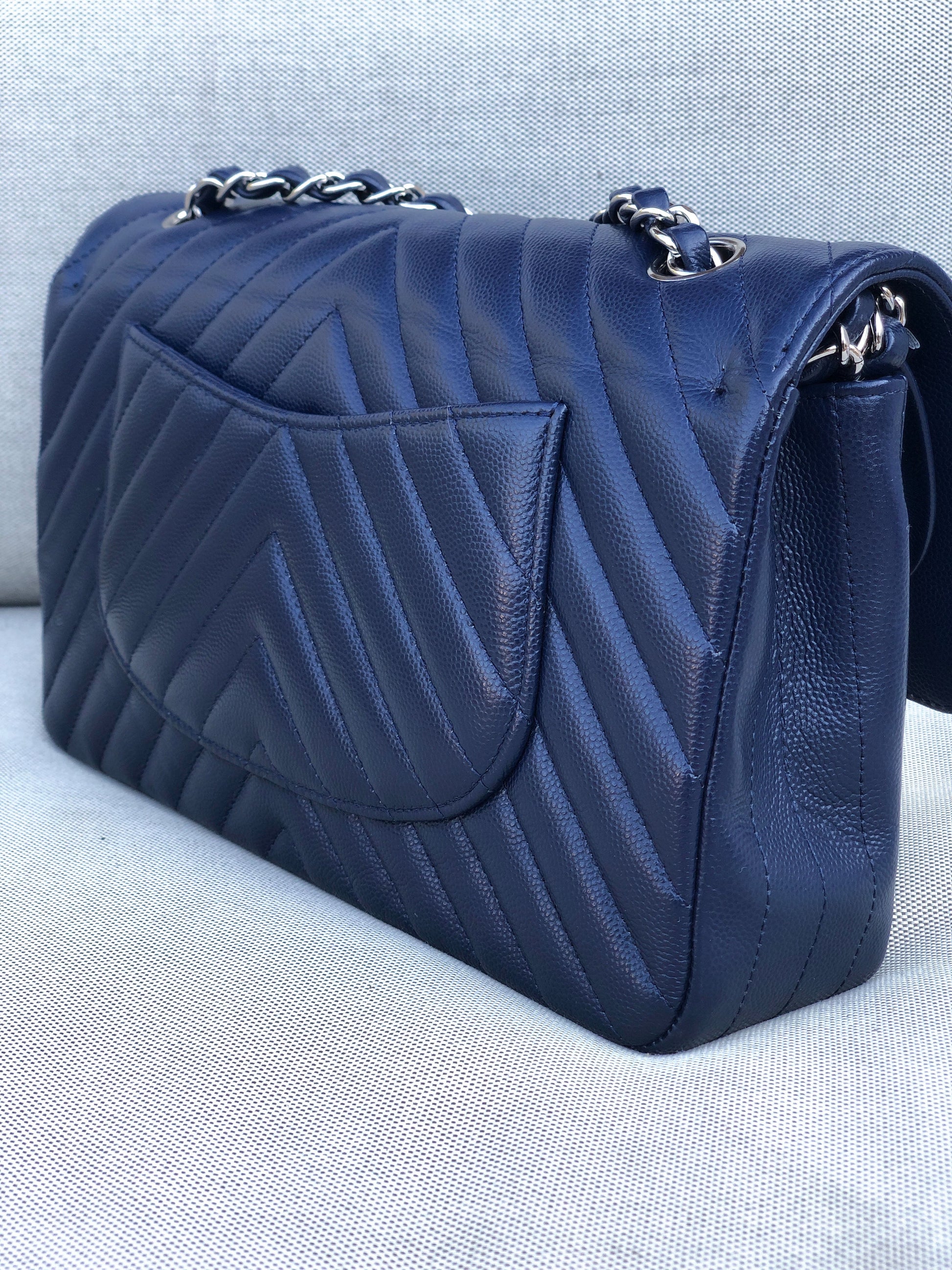 Chanel sac à main timeless / classique chevron cuir grainé bleu. - Soline