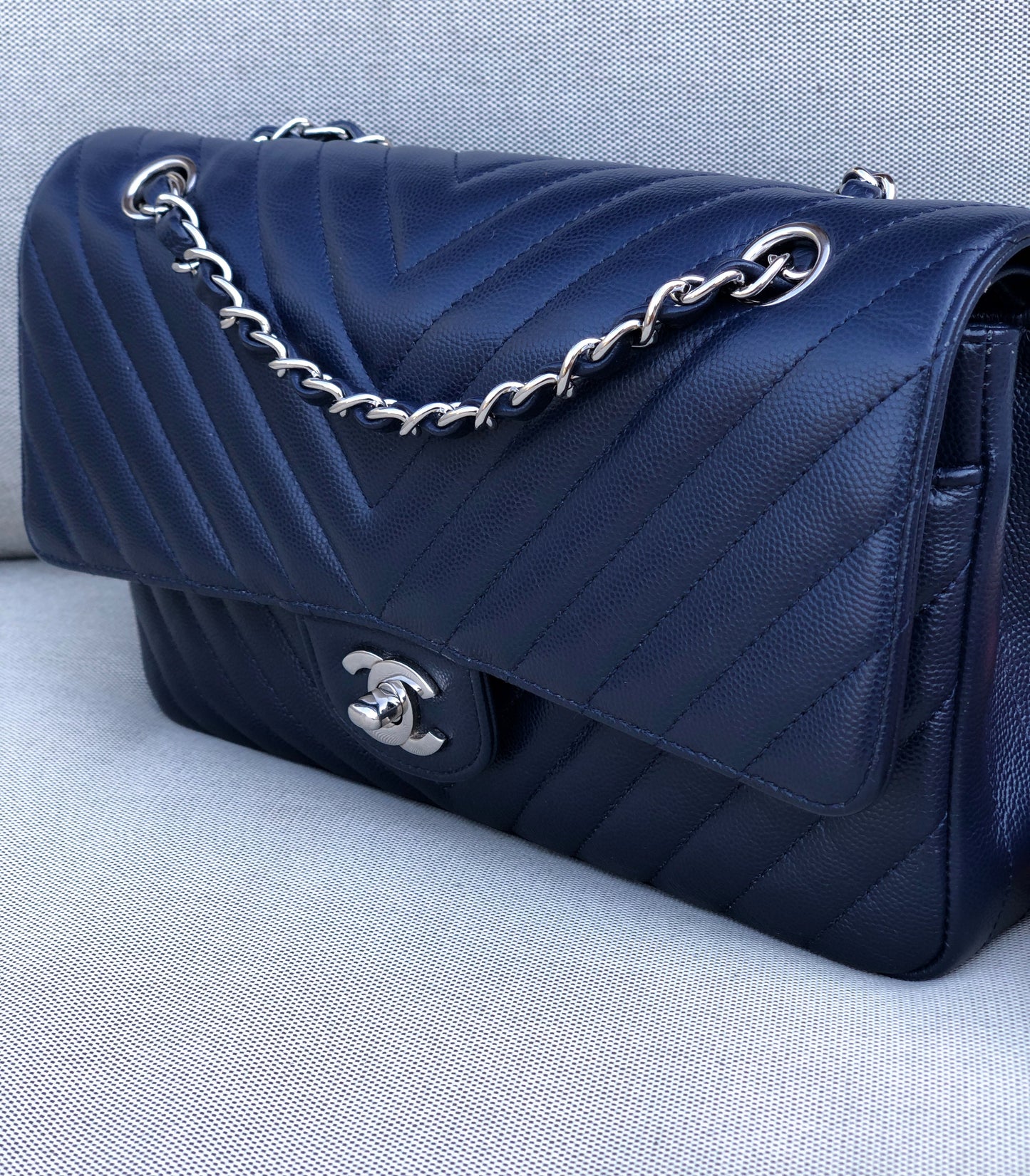 Chanel sac à main timeless / classique chevron cuir grainé bleu. - Soline