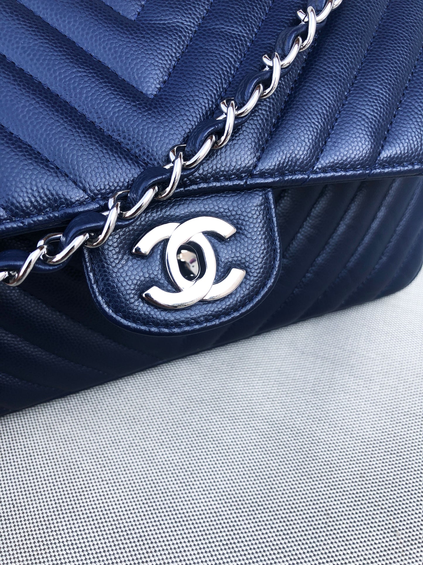 Chanel sac à main timeless / classique chevron cuir grainé bleu. - Soline