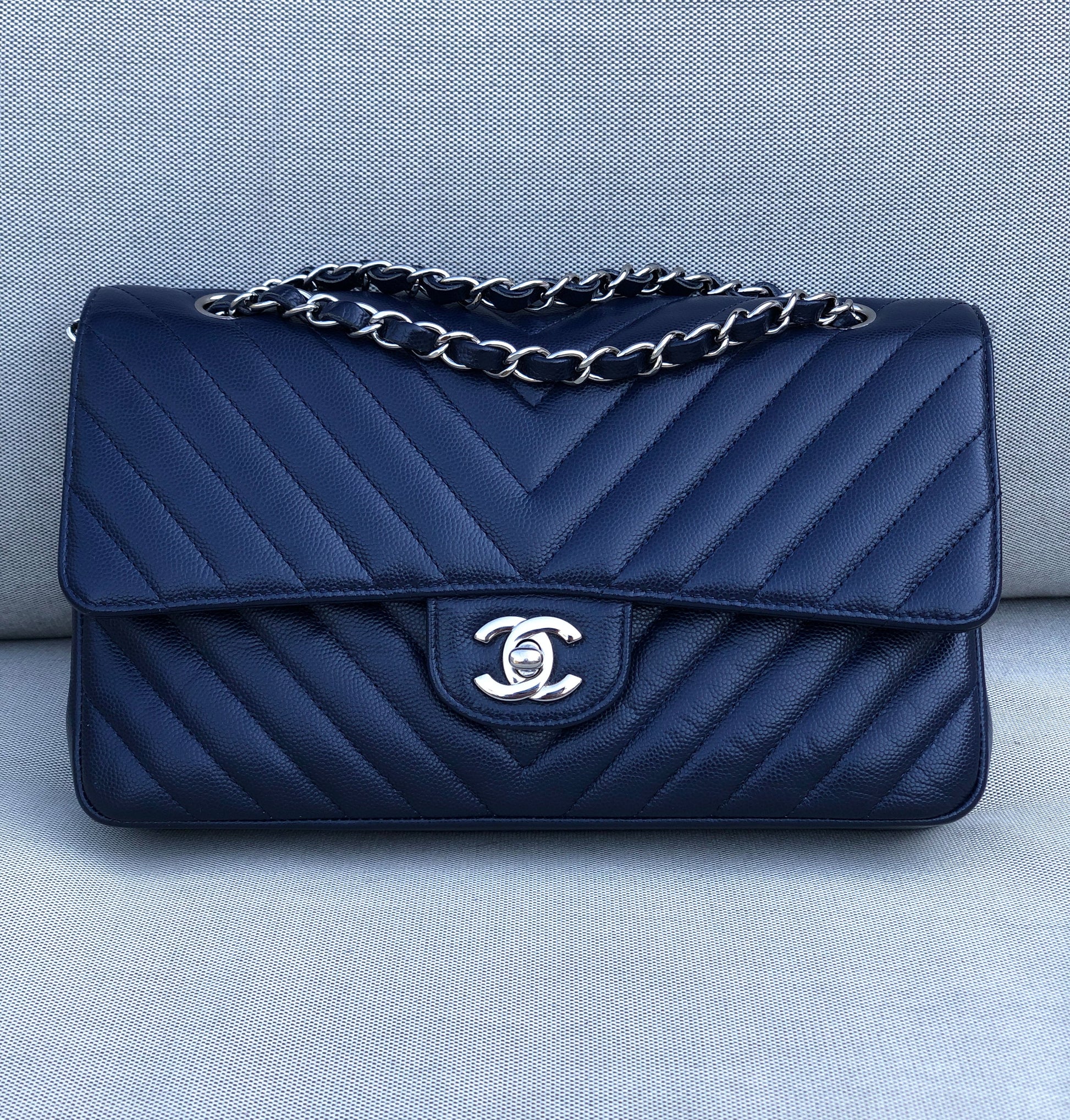 Chanel sac à main timeless / classique chevron cuir grainé bleu. - Soline