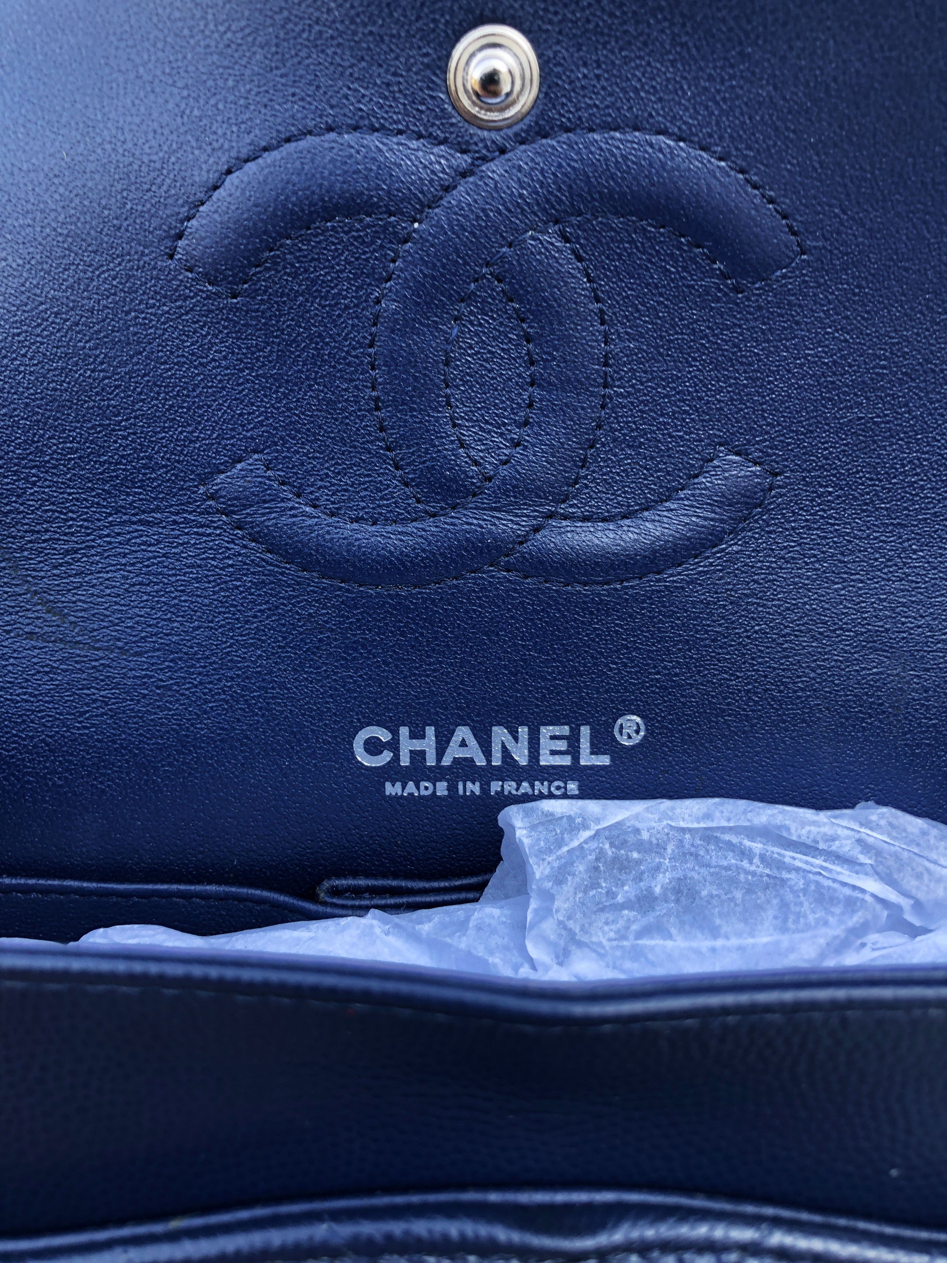 Chanel sac à main timeless / classique chevron cuir grainé bleu. - Soline