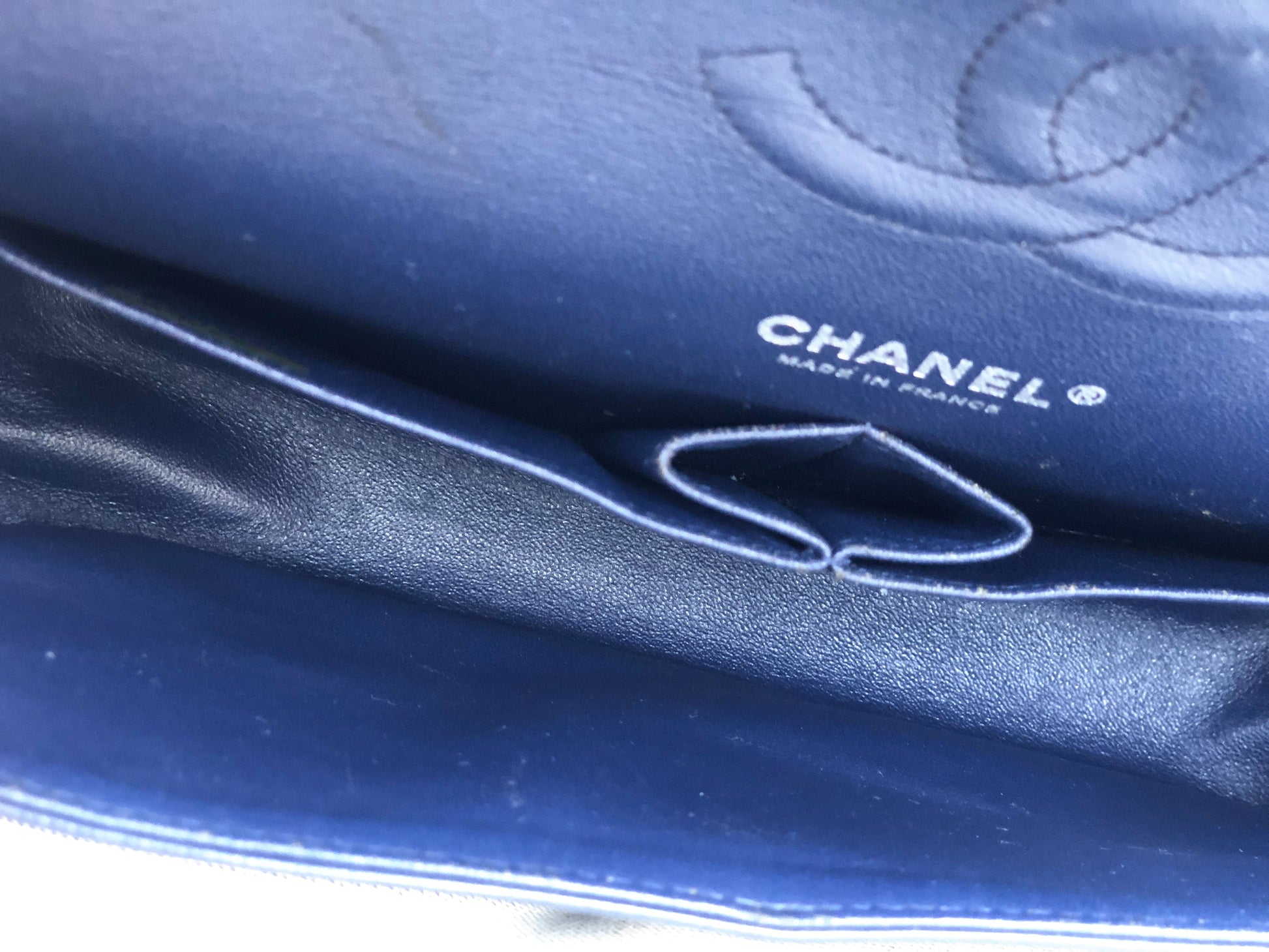 Chanel sac à main timeless / classique chevron cuir grainé bleu. - Soline