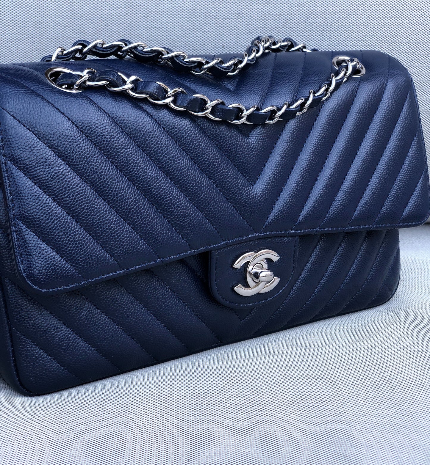 Chanel sac à main timeless / classique chevron cuir grainé bleu. - Soline
