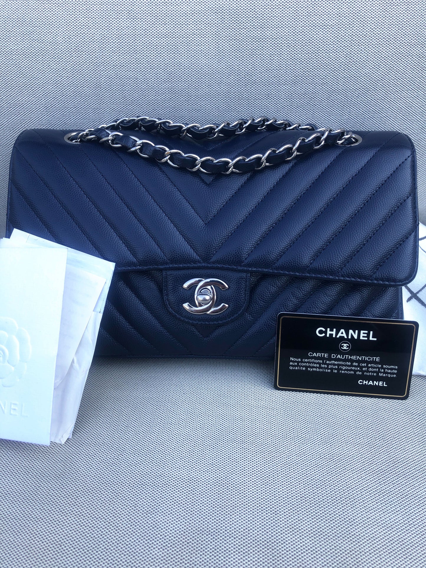 Chanel sac à main timeless / classique chevron cuir grainé bleu. - Soline