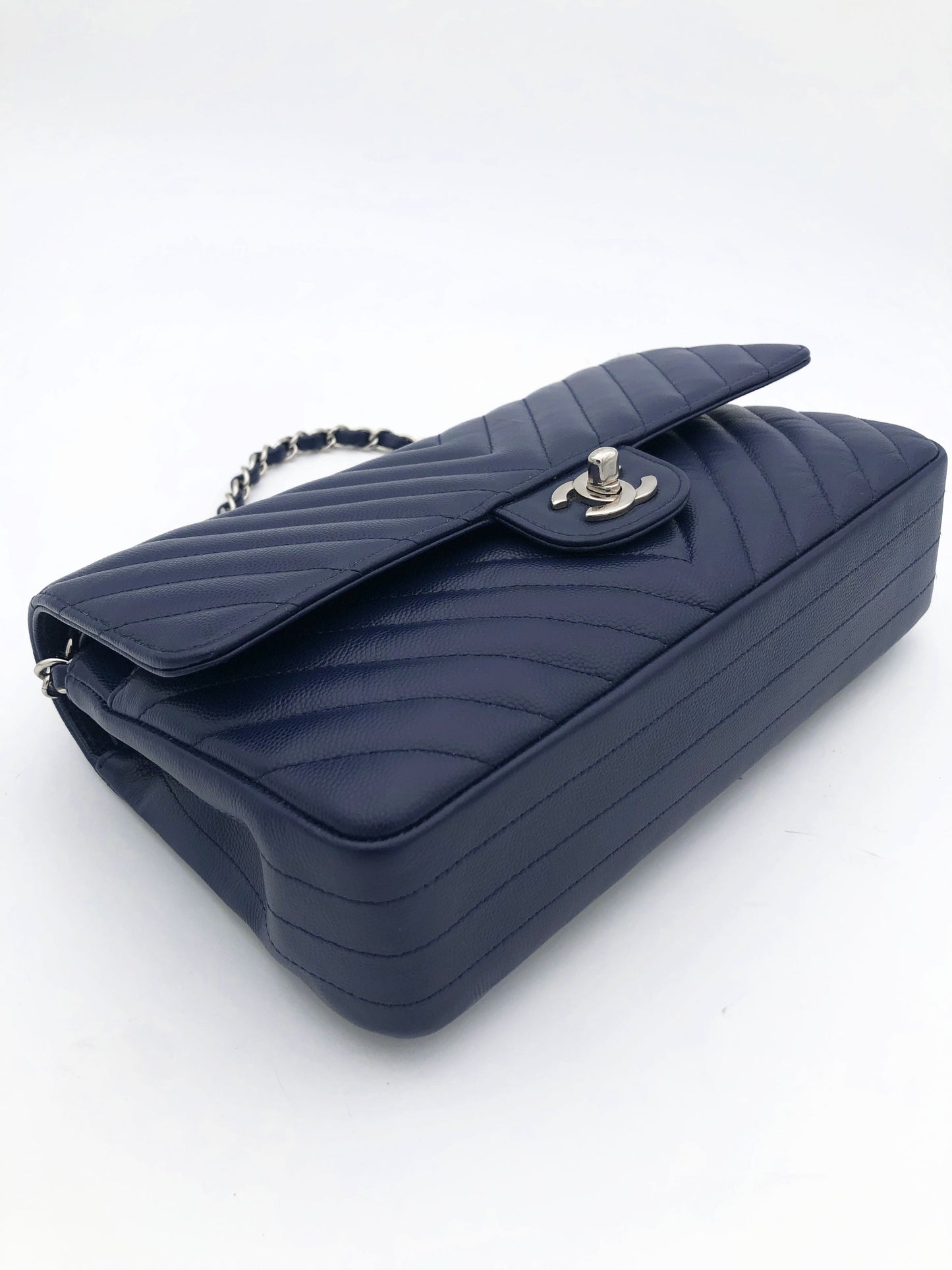 Chanel sac à main timeless / classique chevron cuir grainé bleu nuit. - Soline