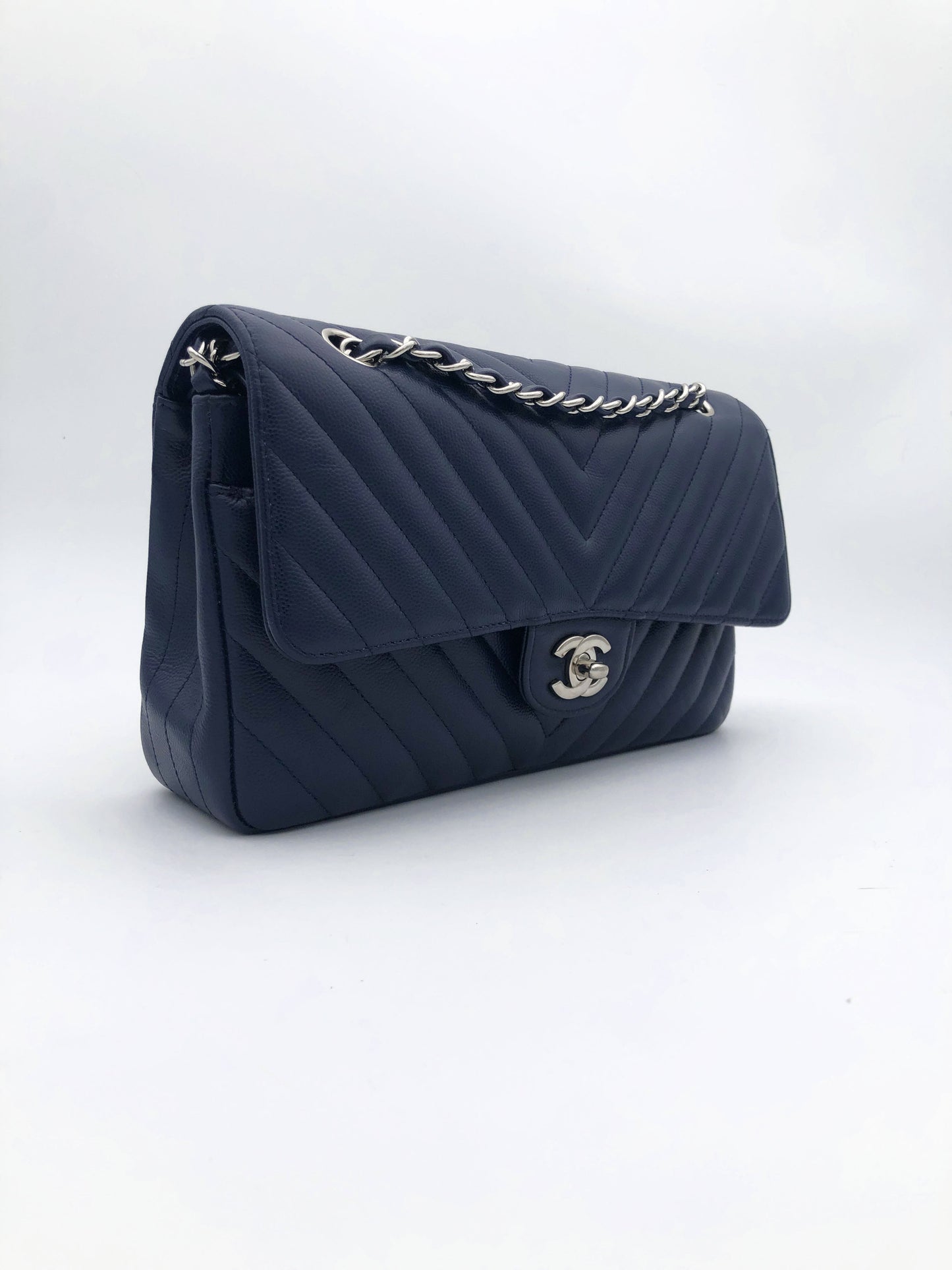 Chanel sac à main timeless / classique chevron cuir grainé bleu nuit. - Soline