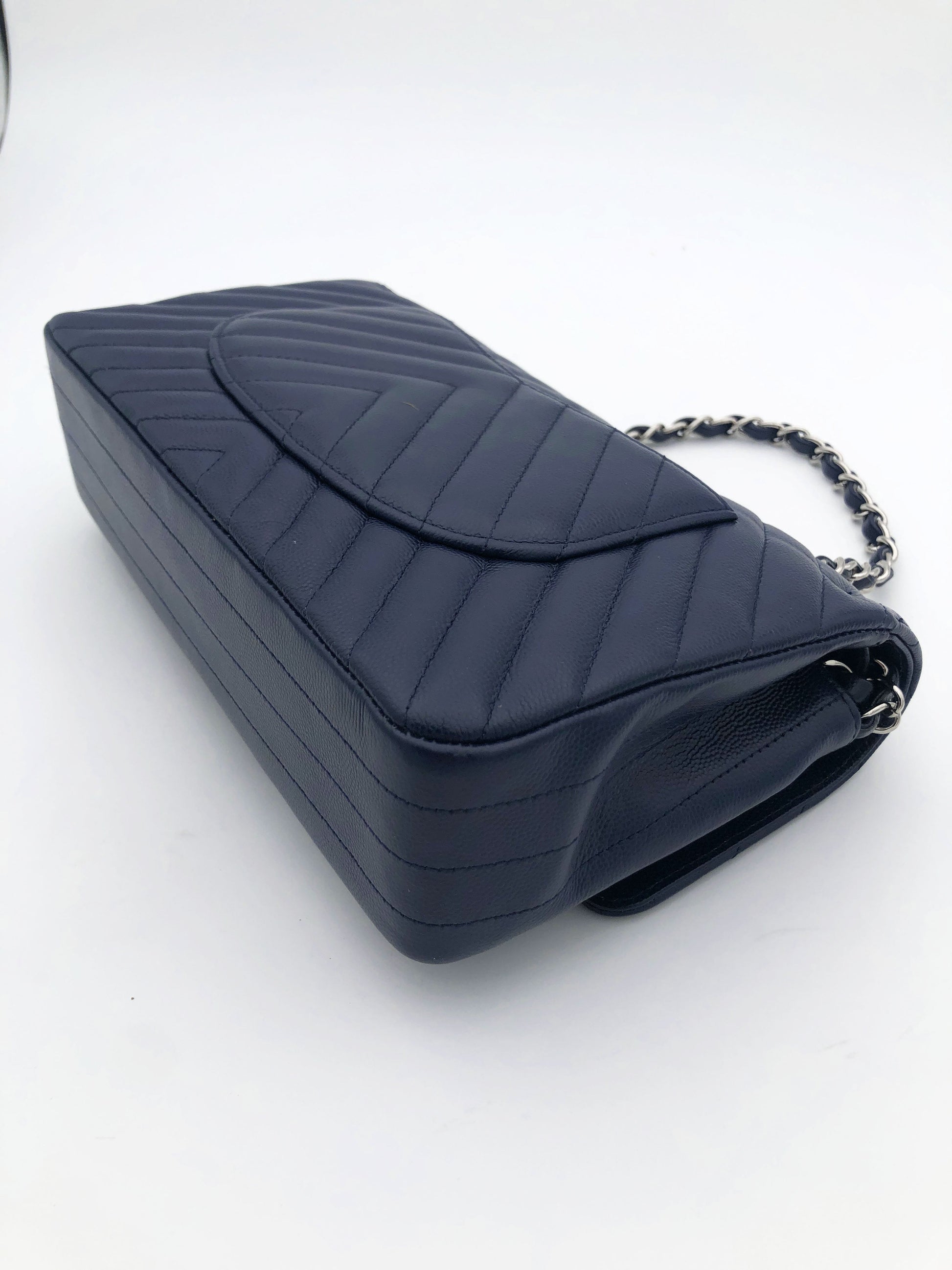Chanel sac à main timeless / classique chevron cuir grainé bleu nuit. - Soline