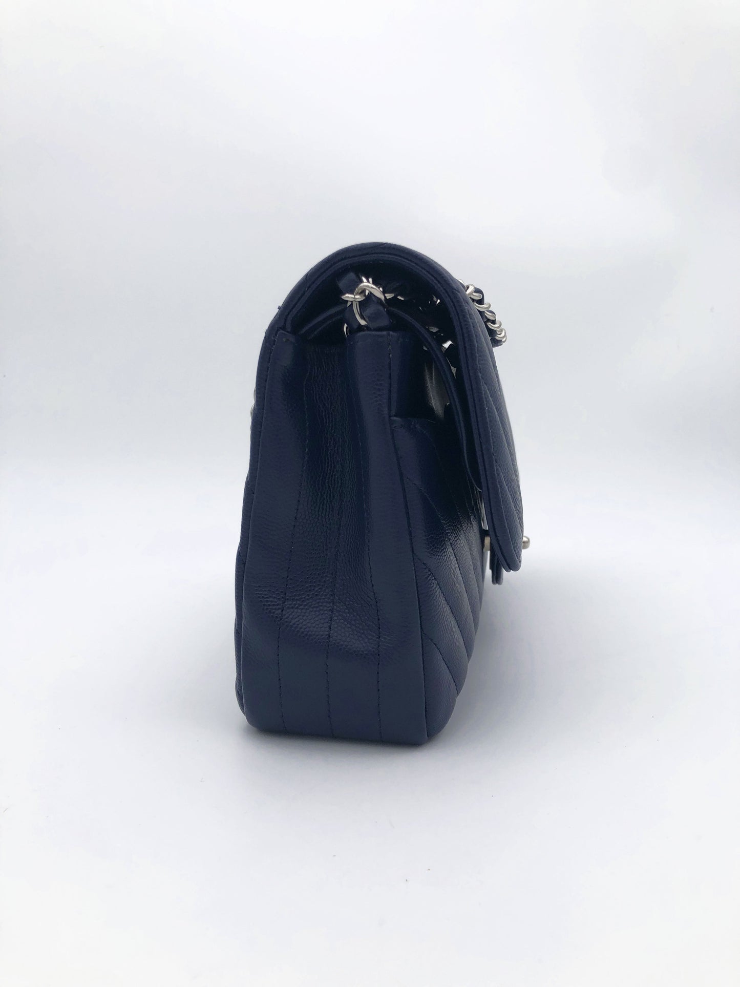 Chanel sac à main timeless / classique chevron cuir grainé bleu nuit. - Soline