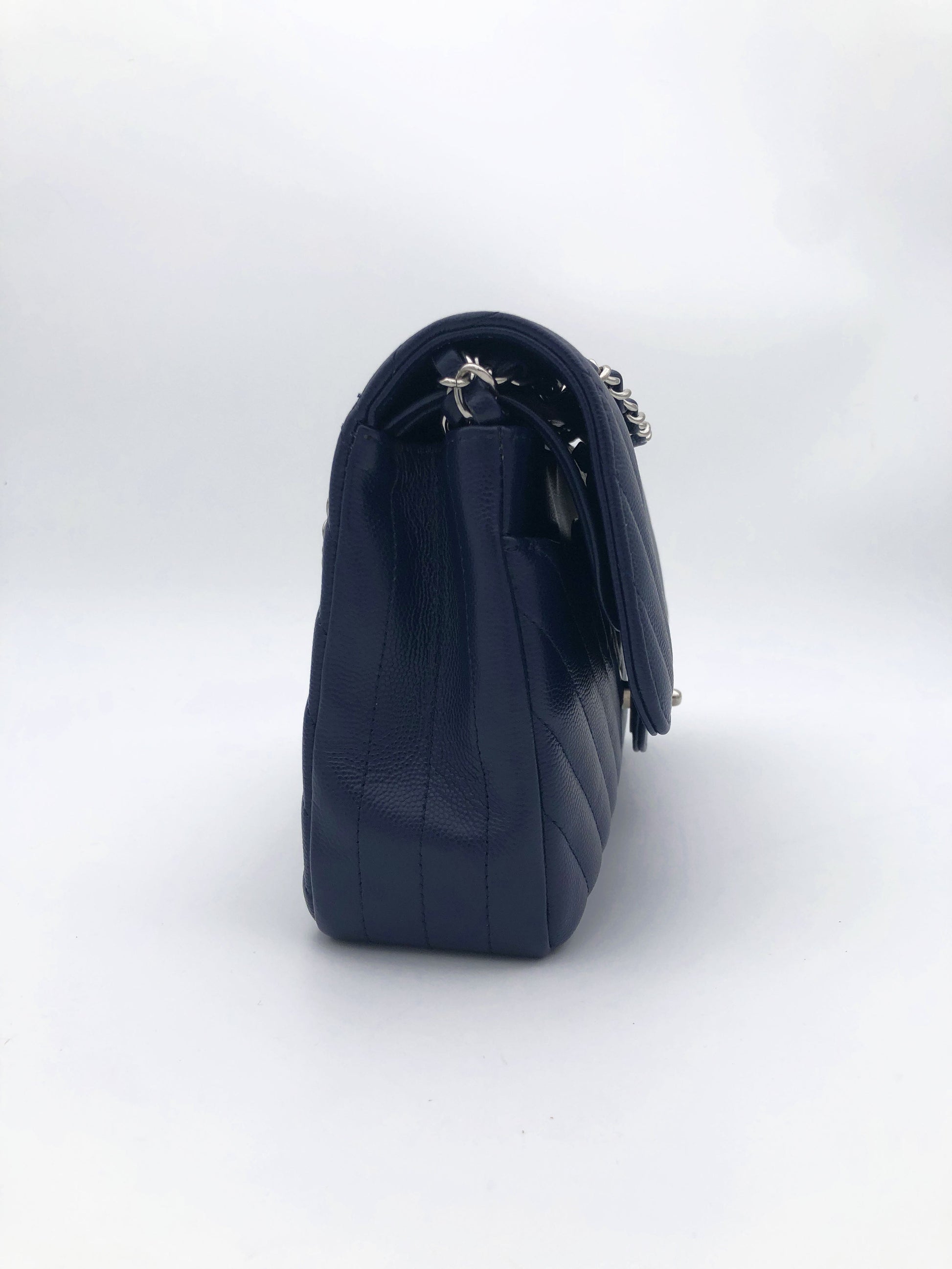 Chanel sac à main timeless / classique chevron cuir grainé bleu nuit. - Soline