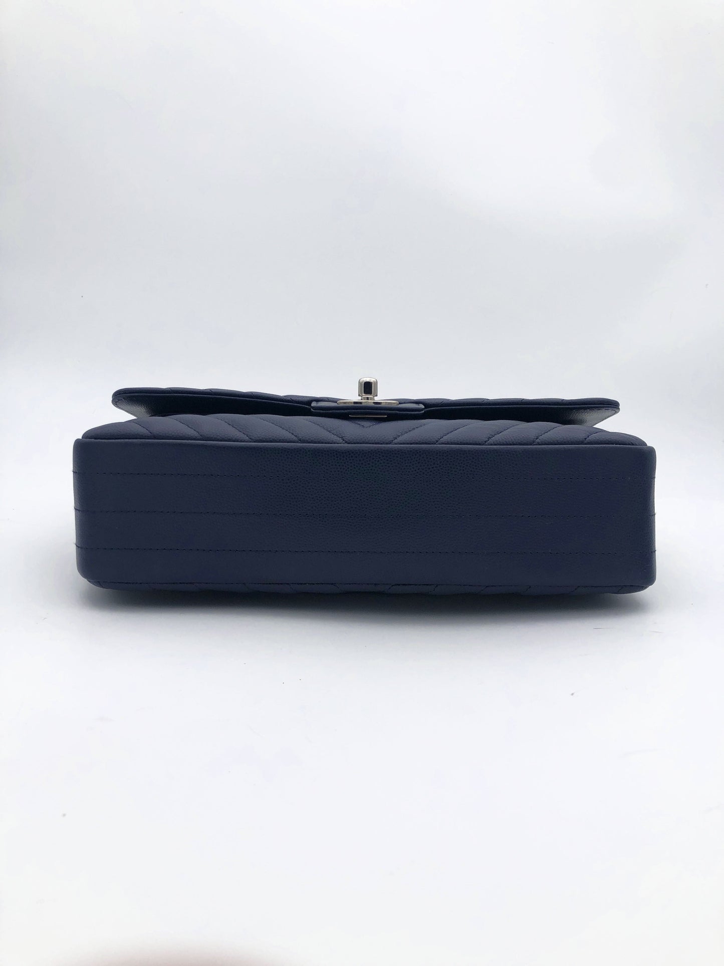 Chanel sac à main timeless / classique chevron cuir grainé bleu nuit. - Soline