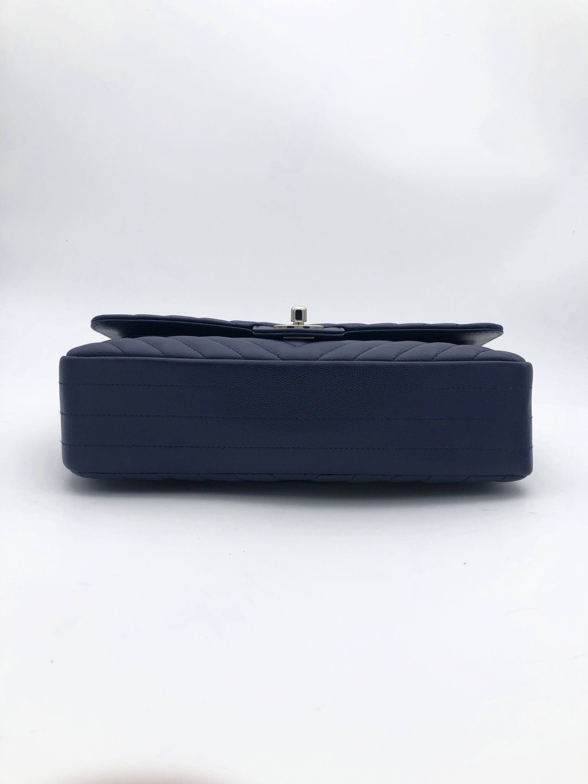 Chanel sac à main timeless / classique chevron cuir grainé bleu nuit. - Soline