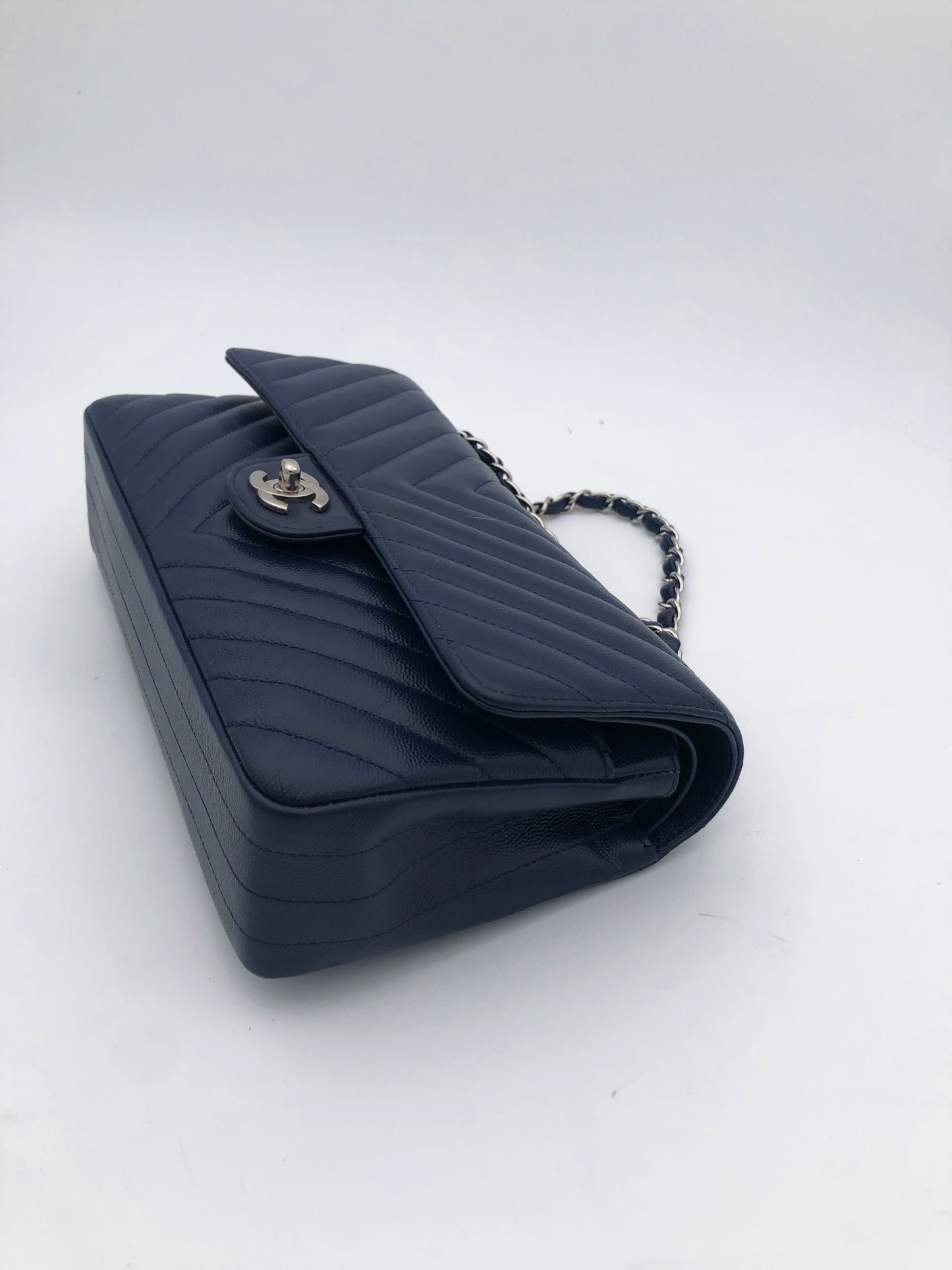 Chanel sac à main timeless / classique chevron cuir grainé bleu nuit. - Soline