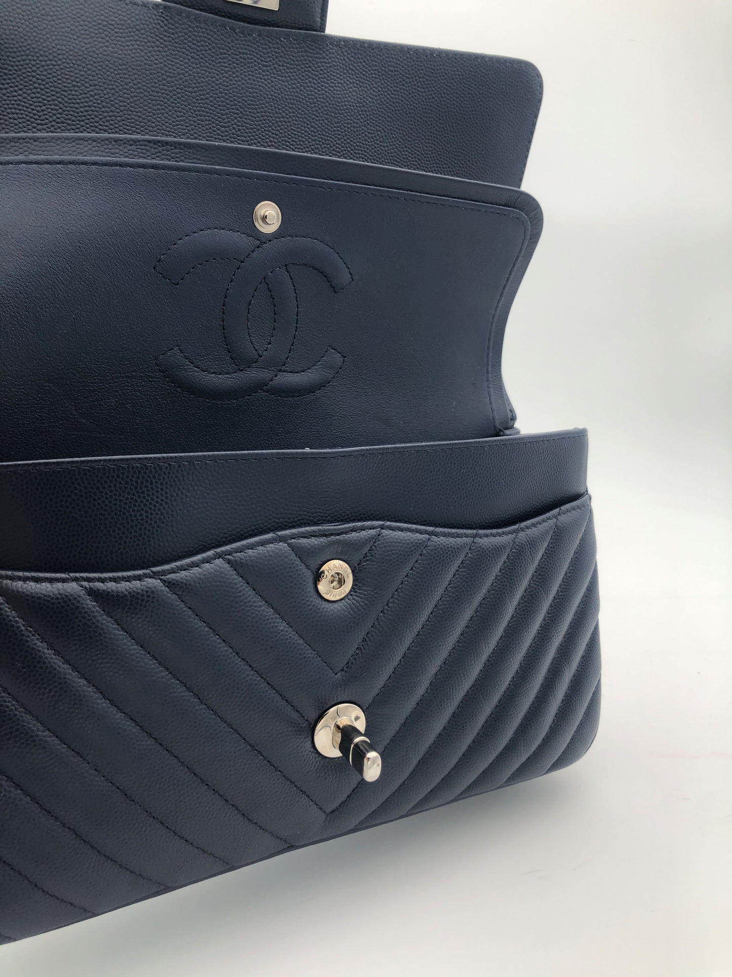 Chanel sac à main timeless / classique chevron cuir grainé bleu nuit. - Soline