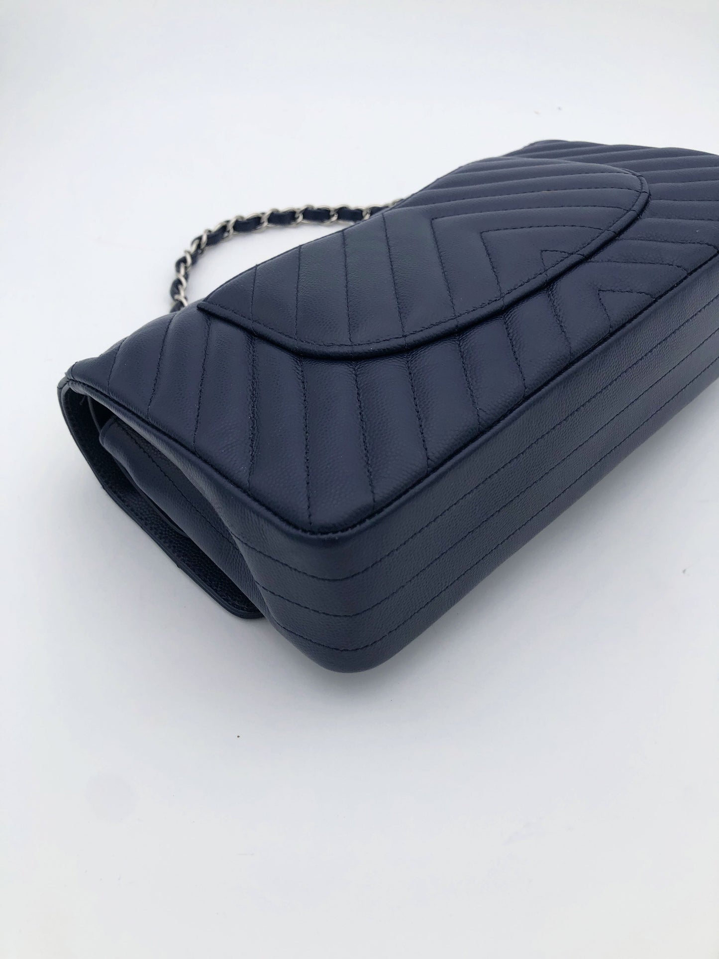 Chanel sac à main timeless / classique chevron cuir grainé bleu nuit. - Soline